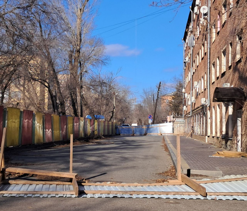 В Астраханской области ветер наделал дел: свалил забор у разрушающегося дома, елку и остановку