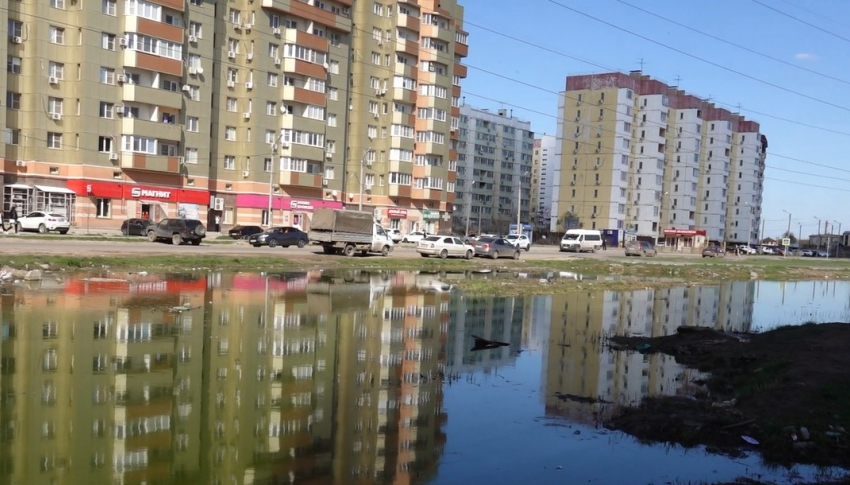 В Астрахани начали устранять две легендарные коммунальные аварии