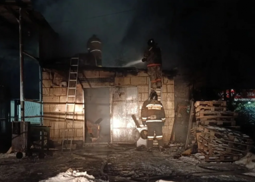 В Астраханской области на пожаре погибла женщина и пострадал мужчина