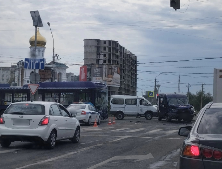 В Астрахани лоб в лоб столкнулись почтовый фургон и новый автобус