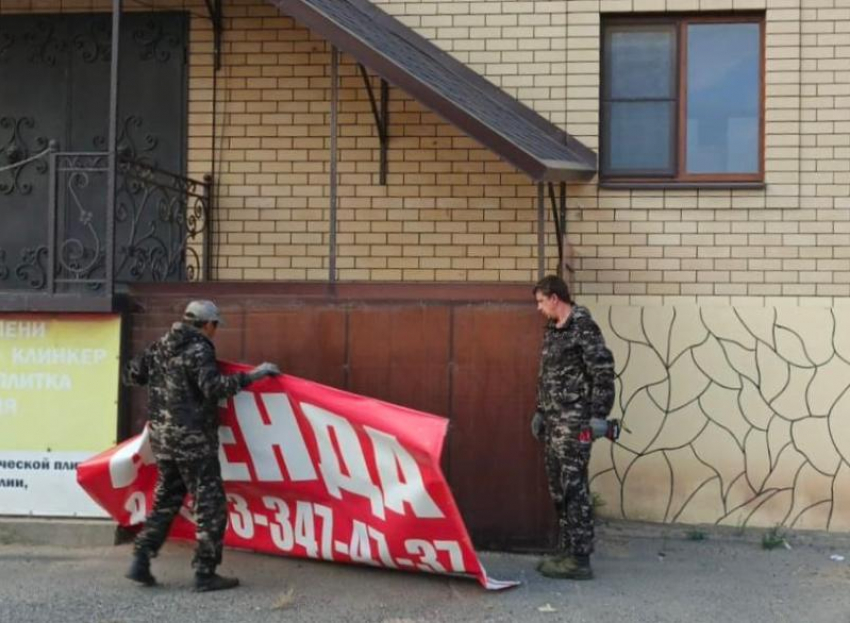 Глава Астрахани поручил активизировать борьбу с визуальным мусором в городе