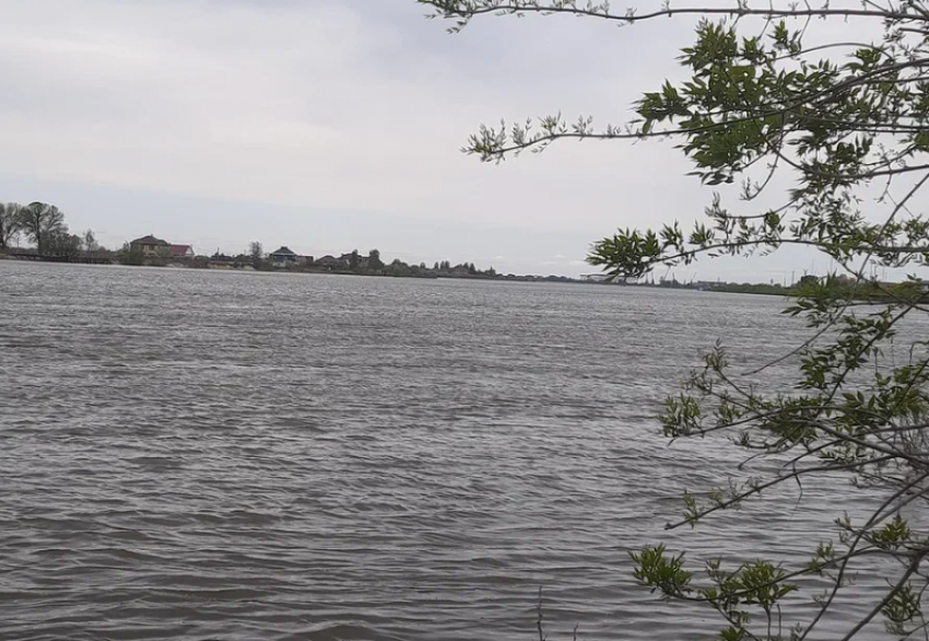 В Астраханской области москвич упал с лодки и травмировался