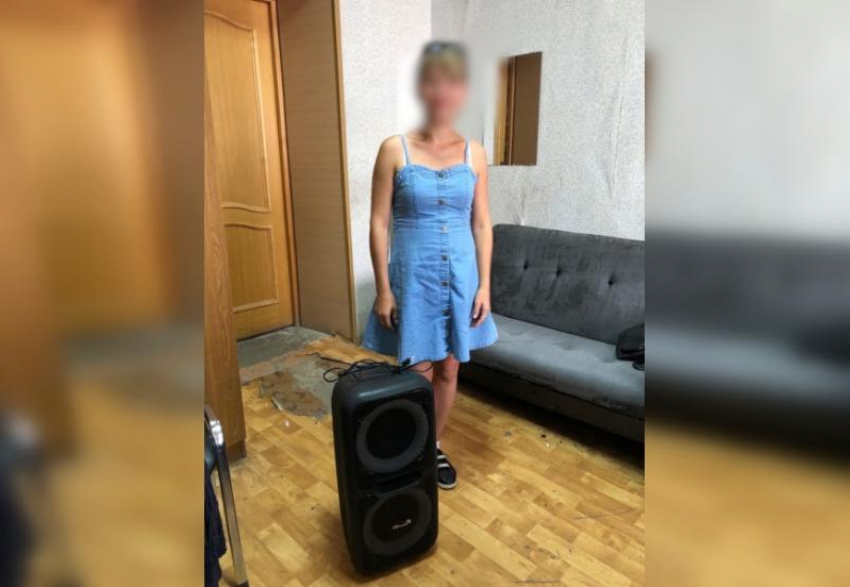 Подвыпившая астраханка украла из гостиничного комплекса музыкальную колонку
