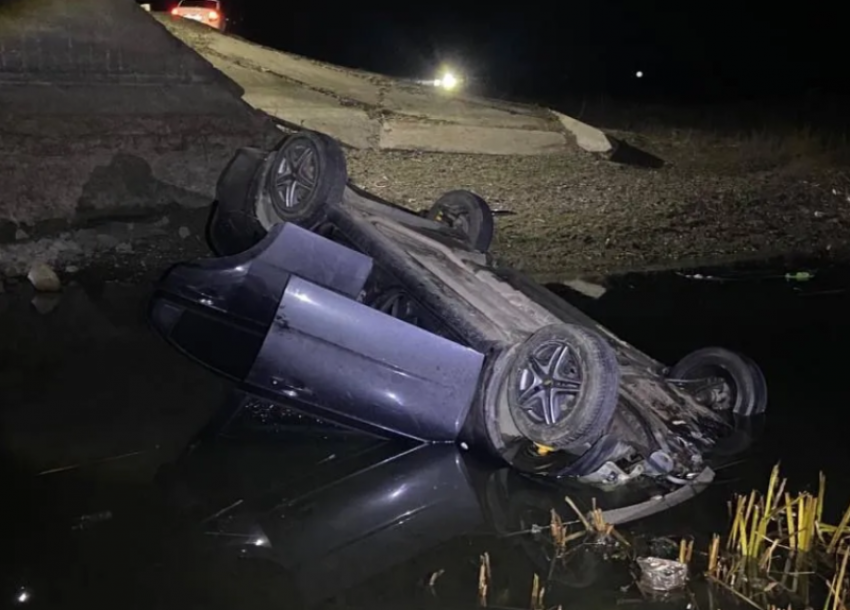 Под Астраханью девушки в «Шевроле» упали с моста в ерик Плотовинка