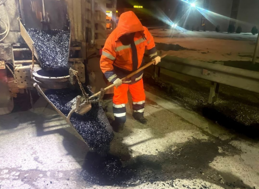 В Астрахани начался ямочный ремонт дорог и мостов