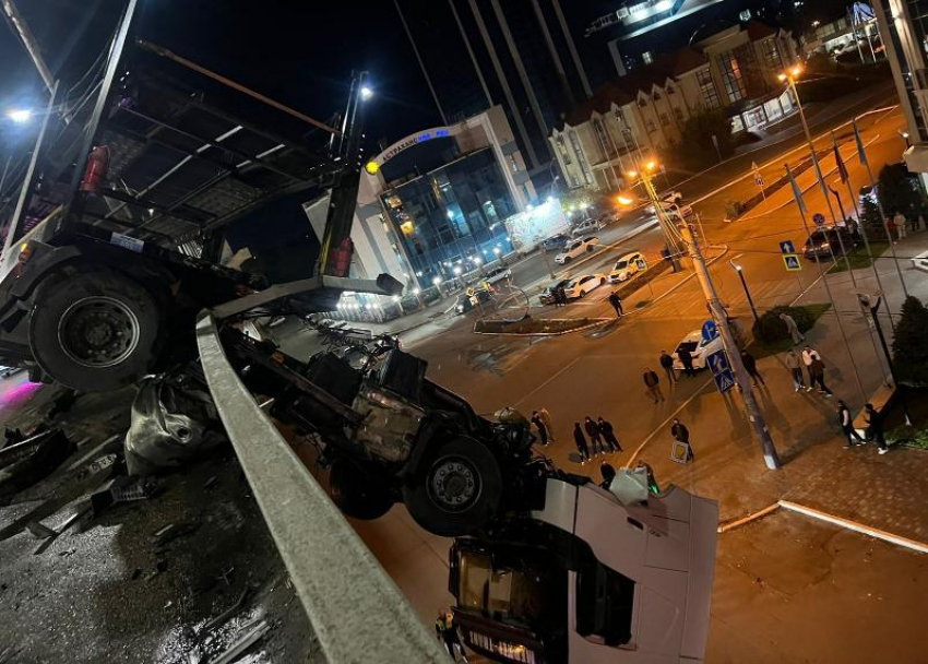 В Астрахани на Новом мосту повисла фура вместе с водителем