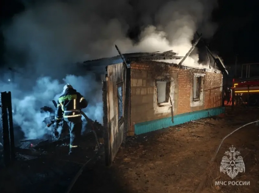 В Астраханской области на ночном пожаре погибли мать и двое детей