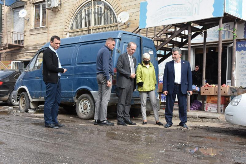 Игорь Седов провёл выездное совещание на месте прорыва канализации на Больших Исадах 