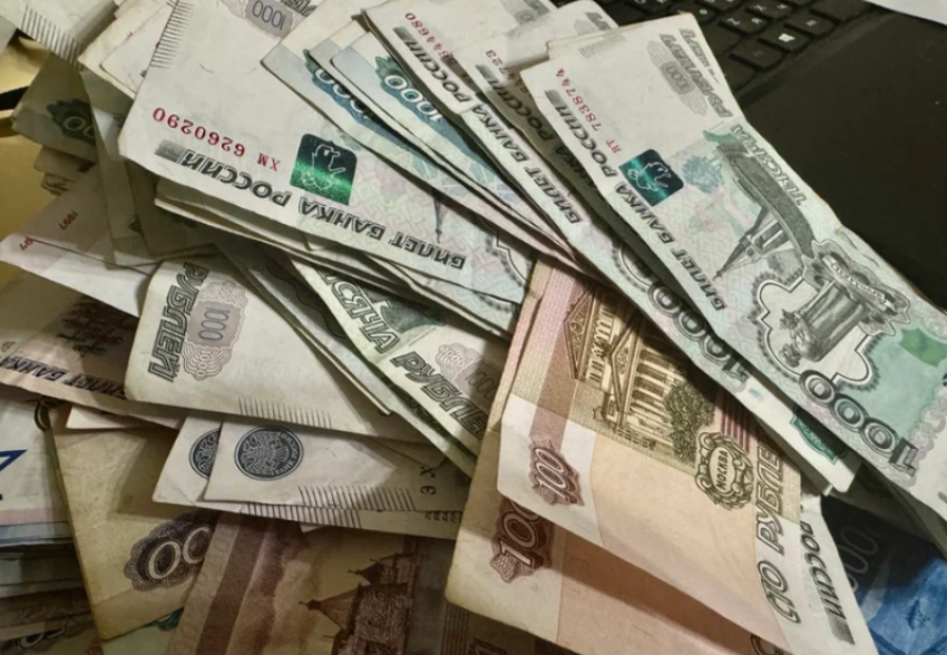 Врач из Астрахани перевел фиктивным сотрудникам ФСБ более 5 миллионов рублей