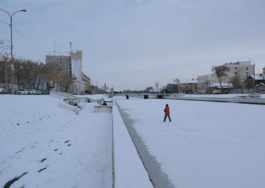 В Астраханской области тонкий лед унес жизнь туриста и едва не погубил девочку