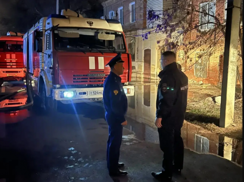Ночью в Астрахани на пожаре погибли три человека: проводится проверка
