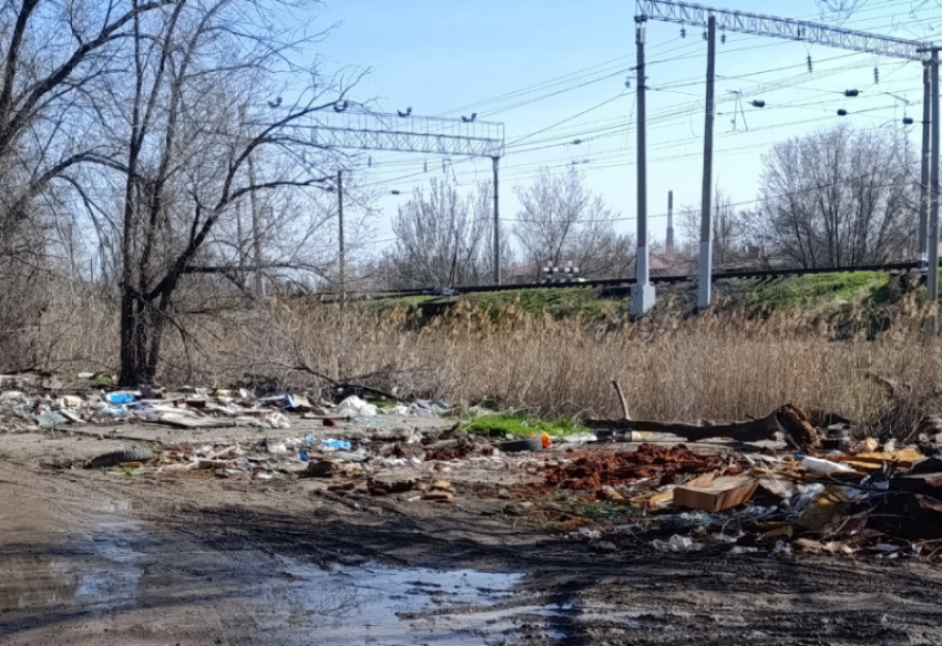 В Астрахани обнаружили район с большим количеством свалок у железной дороги