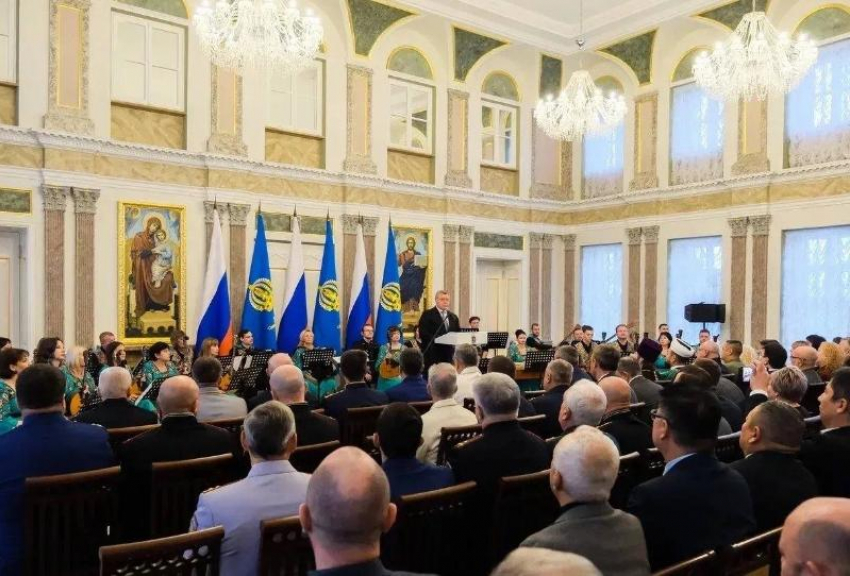 Выдающихся астраханцев наградили по случаю Дня Конституции России