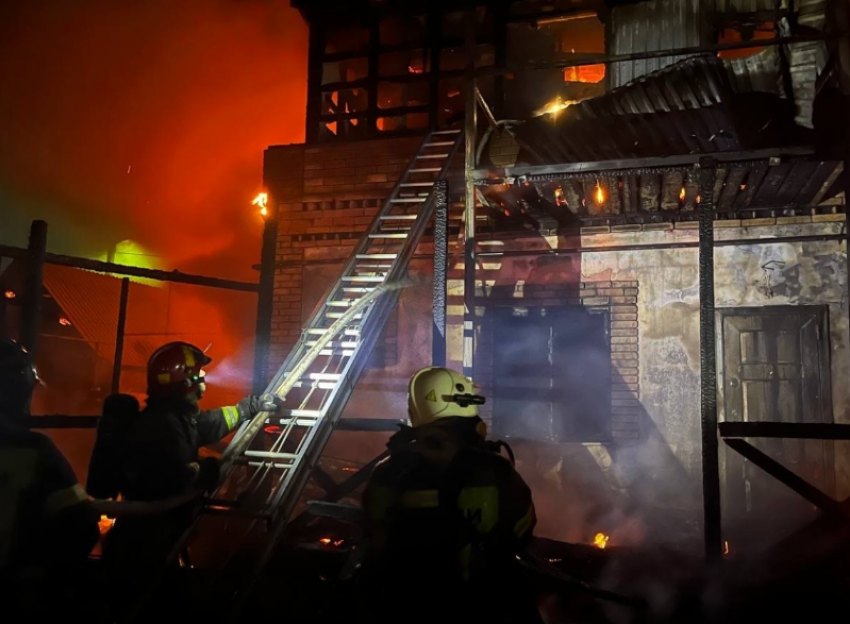 В крупном пожаре под Астраханью пострадал местный житель