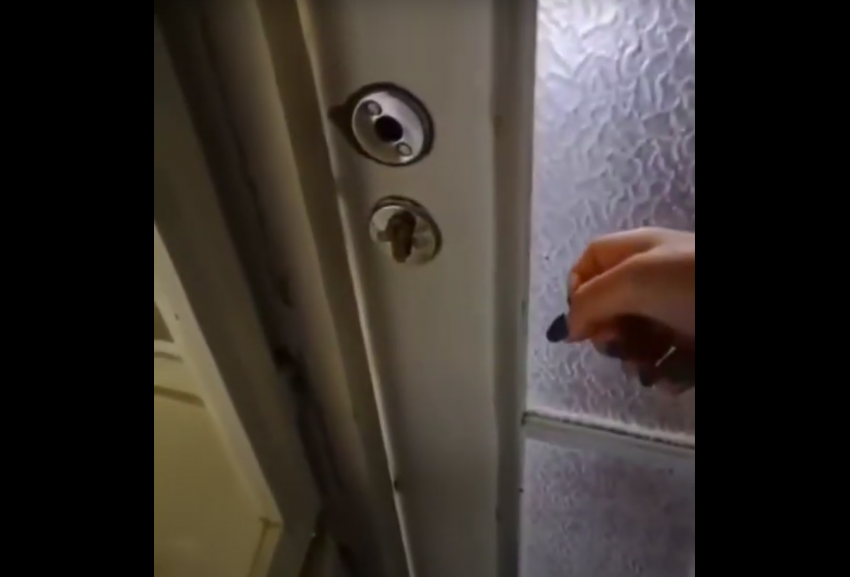 Дверь закрывают на ключ, воздуха нет: как относятся к пациентам в астраханской инфекционной больнице