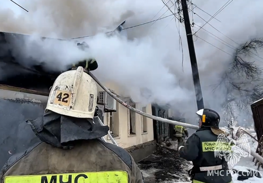 Астраханские огнеборцы тушат крупный пожар: горят два жилых дома