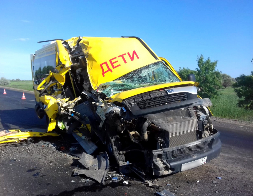 В Астраханской области автобус со школьниками врезался в КамАЗ
