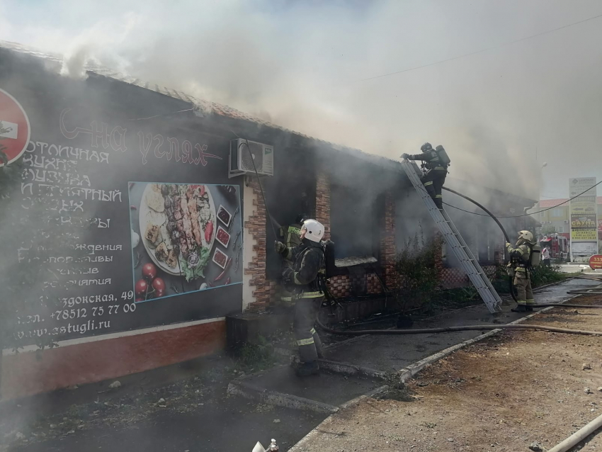 В Астрахани сгорела шашлычная «На углях"