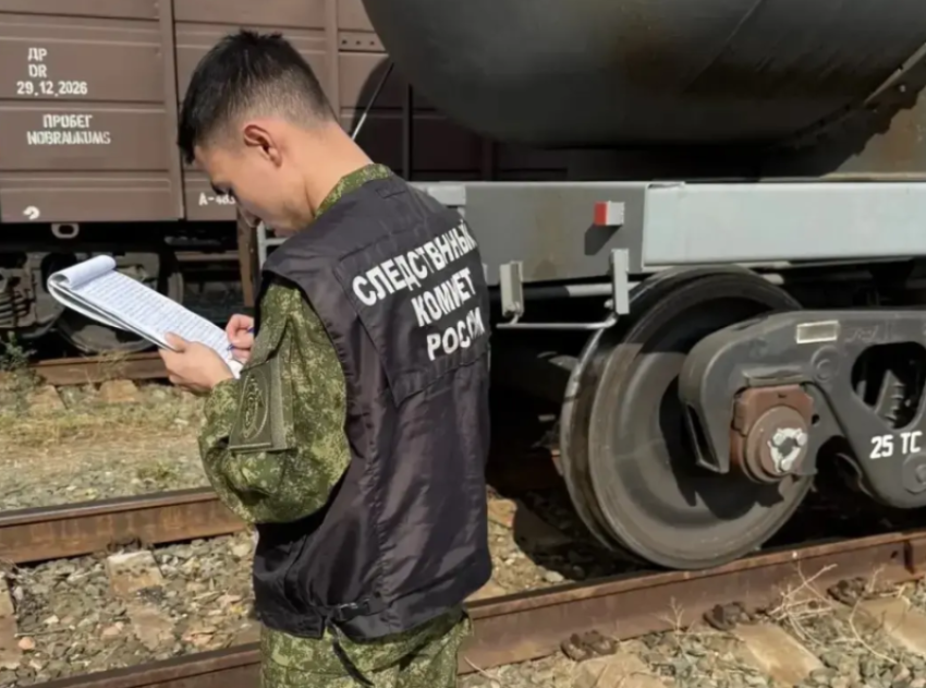 Под Астраханью ремонтника железной дороги насмерть зажало между вагонами