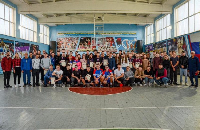 150 астраханцев сыграли в ежегодном городском турнире по настольному теннису