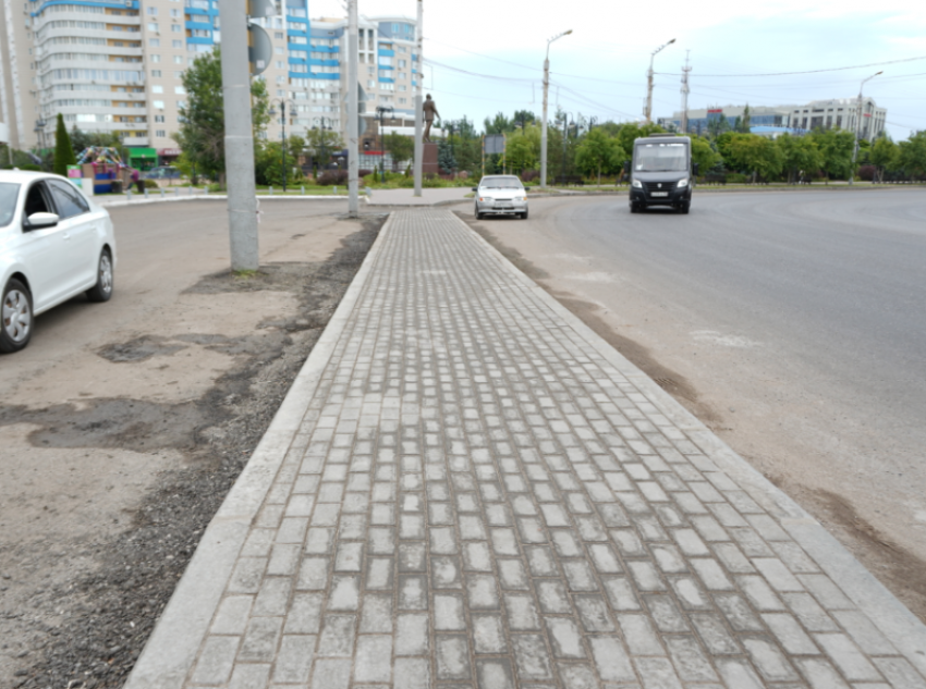 В Астрахани преобразился тротуар на Набережной Приволжского затона