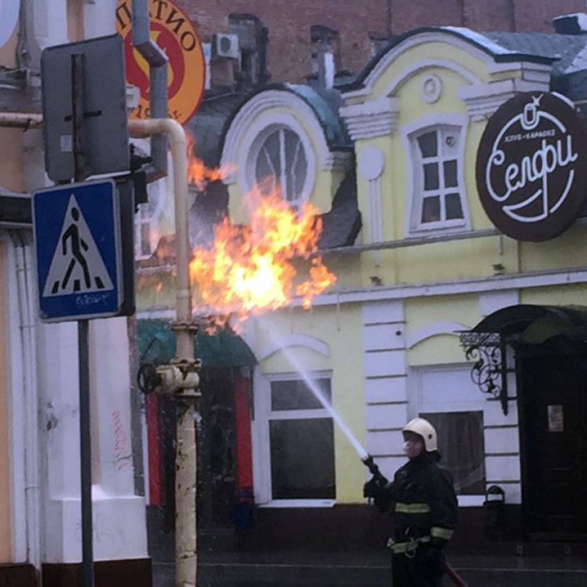 В центре Астрахани загорелась газовая труба