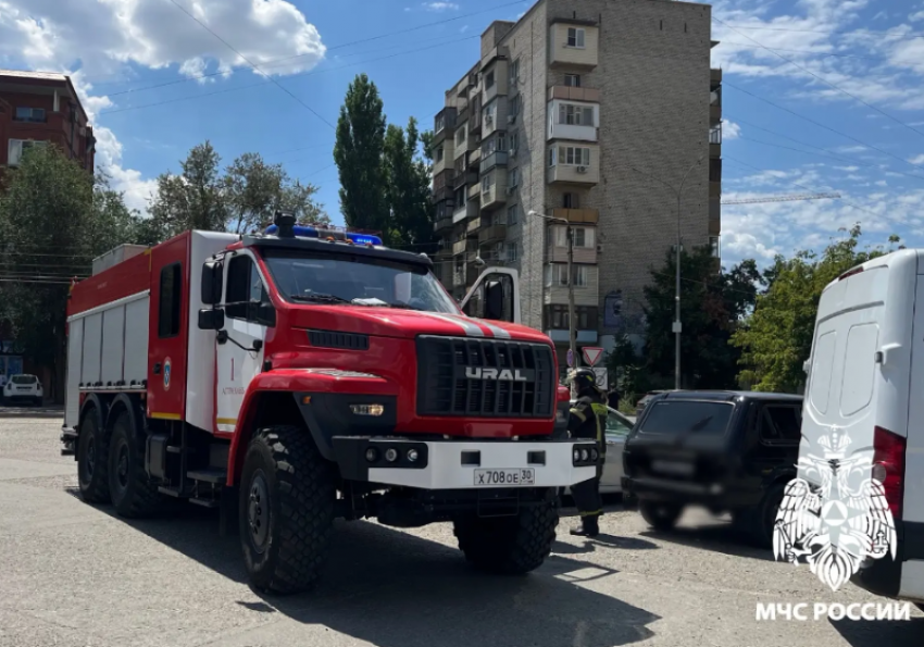 В Астрахани пожарные вызволили девочку из заблокированной нагретой машины
