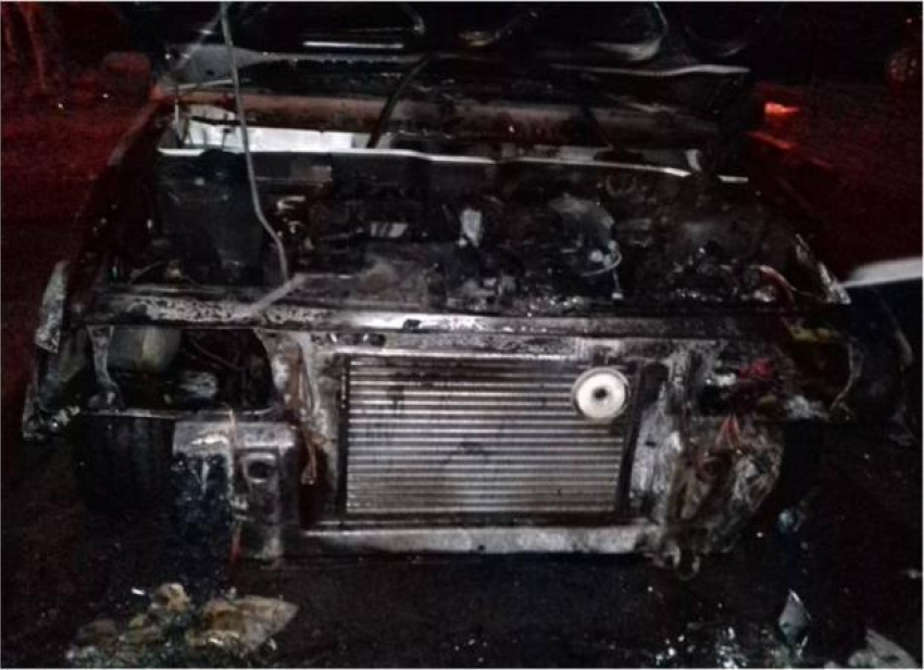 В первые часы нового года в Астрахани подожгли автомобиль
