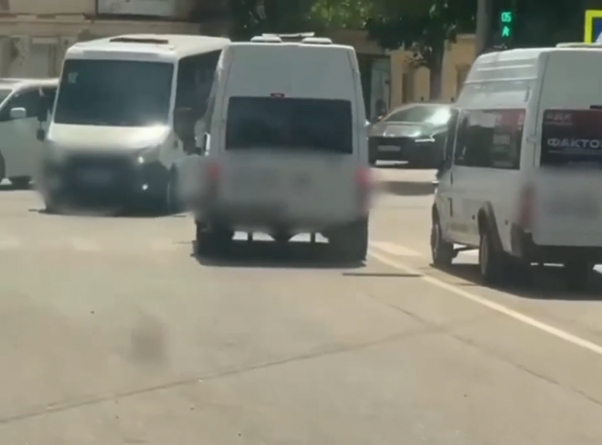 В Астрахани накажут водителя маршрутки за проезд по встречной полосе