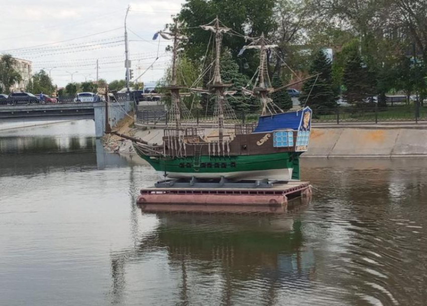 Исторический фрегат «Орел» вернулся на Варвациевский канал в Астрахани