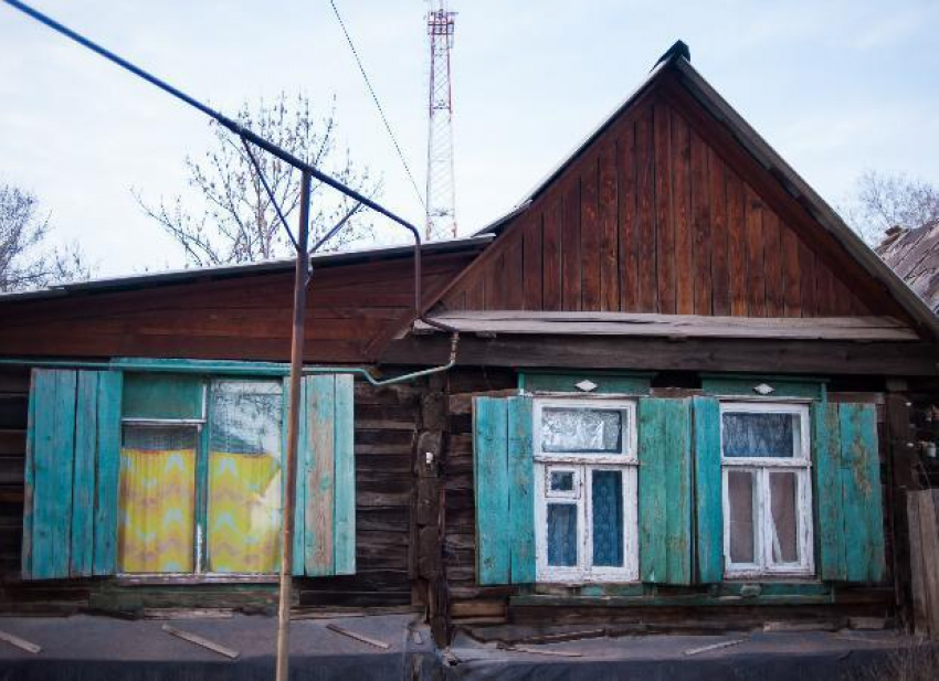 Астраханке придется снести дом из-за грязных окон соседки