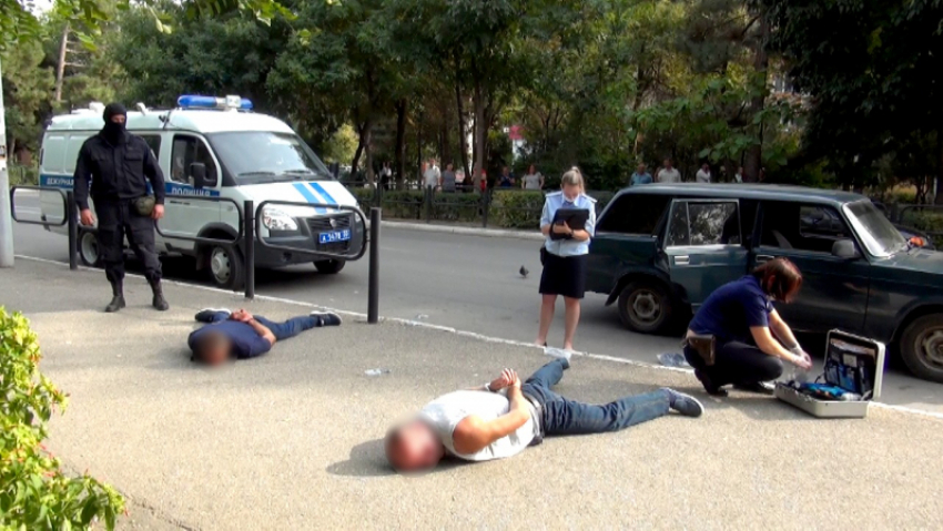 В Астрахани ОМОН и полиция задержали хитрых взломщиков машин
