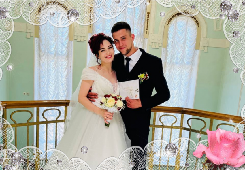 В Астрахани 55 пар поженились в Международный день балалайки