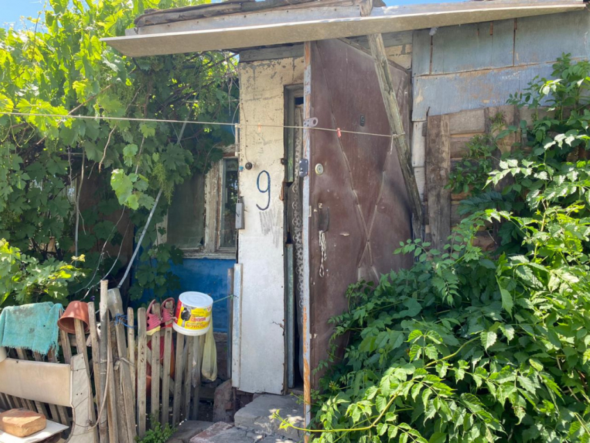 71-летняя астраханка после публикации «Блокнота» переезжает из полуразрушенного дома посреди пустыря в комфортное жилье
