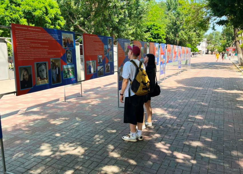 В сердце Астрахани открыли фотовыставку «Трудовых династий»
