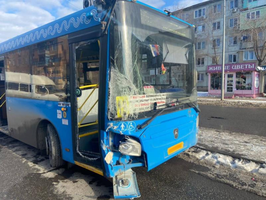 В ДТП с автобусом в Астрахани пострадали трое взрослых и ребенок