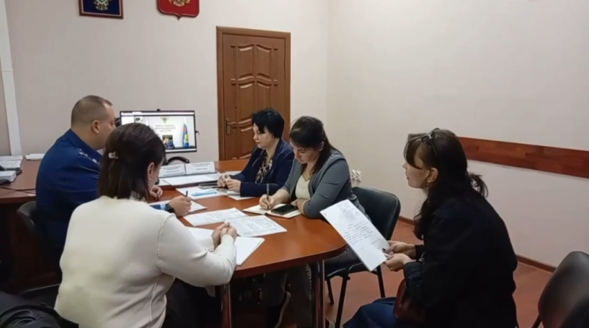 Лекарства, зарплаты, помощь семьям бойцов: на что пожаловались прокурору в Астраханской области