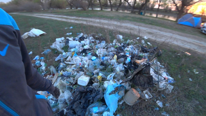 Астраханцы жалуются на мусор вдоль берегов рек
