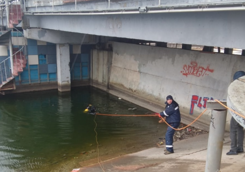 В Астрахани из реки Кутум достали мужчину, утонувшего в прошлом месяце