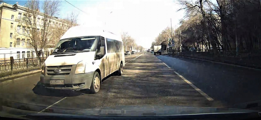 В Астрахани маршрутка выехала на встречку, водитель пытается оправдаться