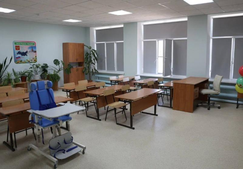 Астраханской школе закупили оборудование для ученицы с ОВЗ