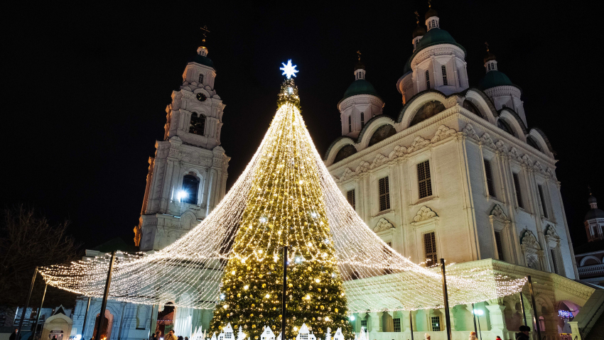 Застройщики - городу: главную новогоднюю ёлку Астрахани помогла установить «Искра»