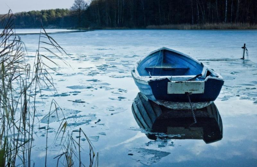 Пожилой астраханский рыбак застрял во льдах на реке Ахтуба