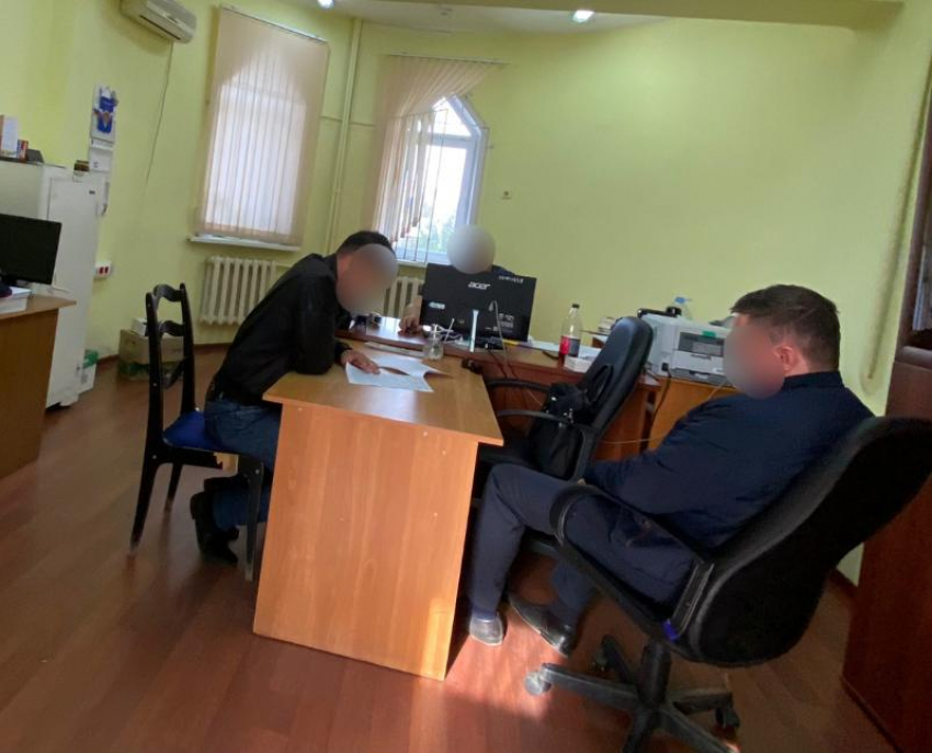 В селе под Астраханью чиновник заставил сотрудницу отдать премию 