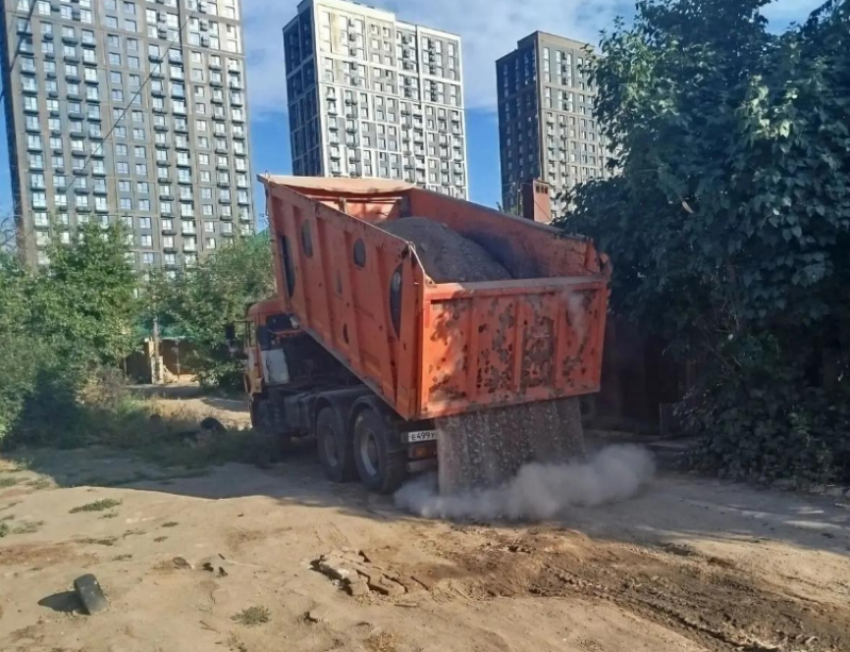Астраханские коммунальщики подсыпают дороги на периферийных улицах