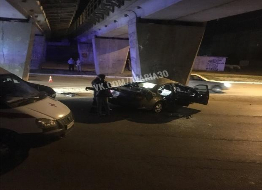 Машина влетела в опору моста: три человека погибли в Астрахани