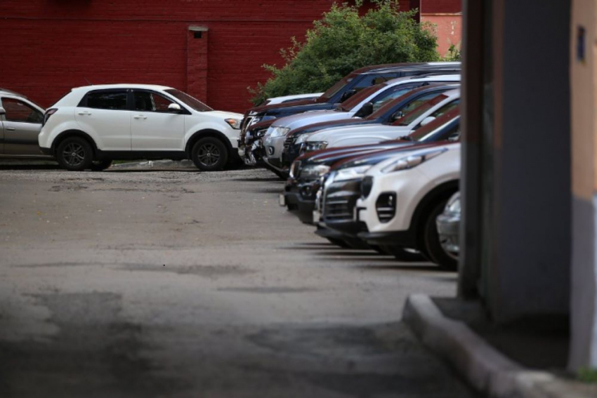 В Астрахани два автомобилиста не смогли поделить парковочное место