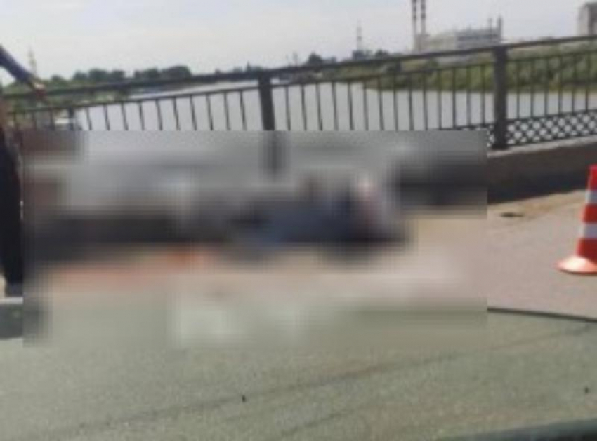 В Астрахани на мосту у Мясокомбината сбили мотоциклиста 
