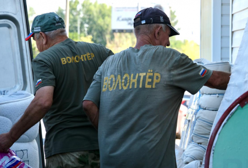 Астраханцы отправили в зону СВО более десяти тонн гумпомощи и гостинцы