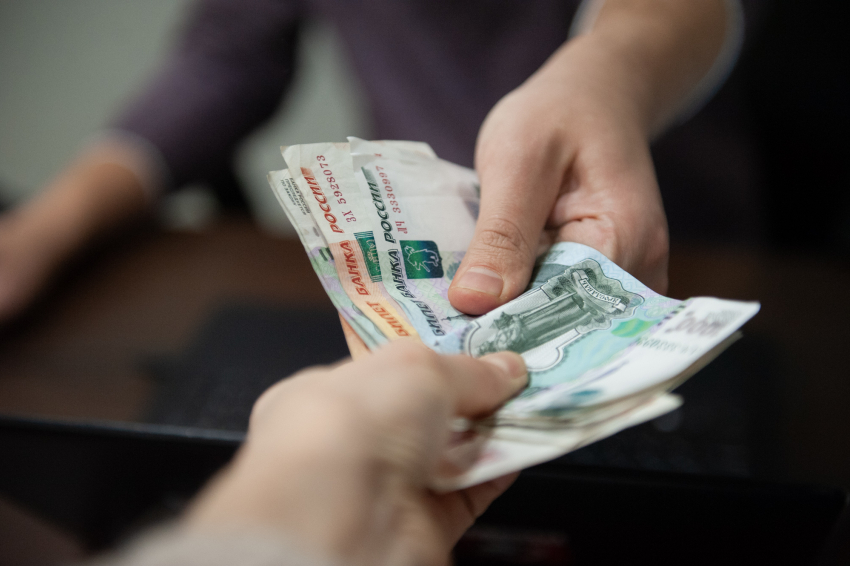 Администратор автомойки отобрал у 18-летнего астраханца деньги 
